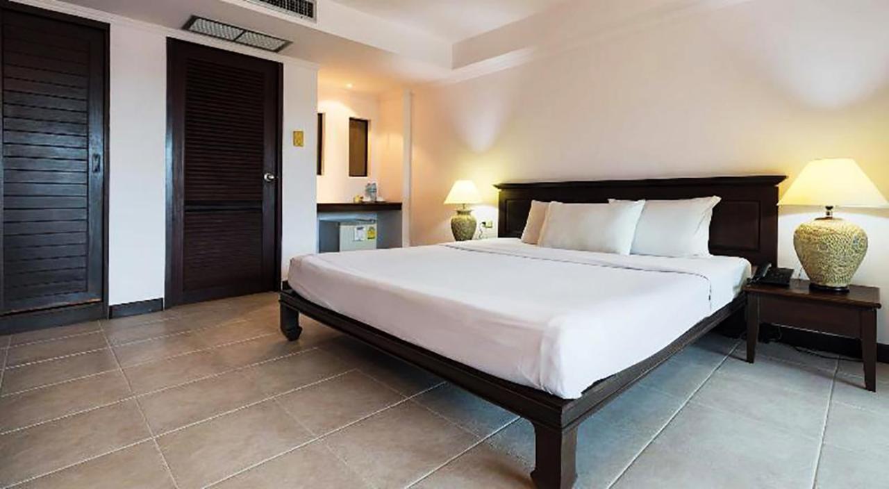 Bodega Phuket Patong (Adults Only) Hostel Exterior photo